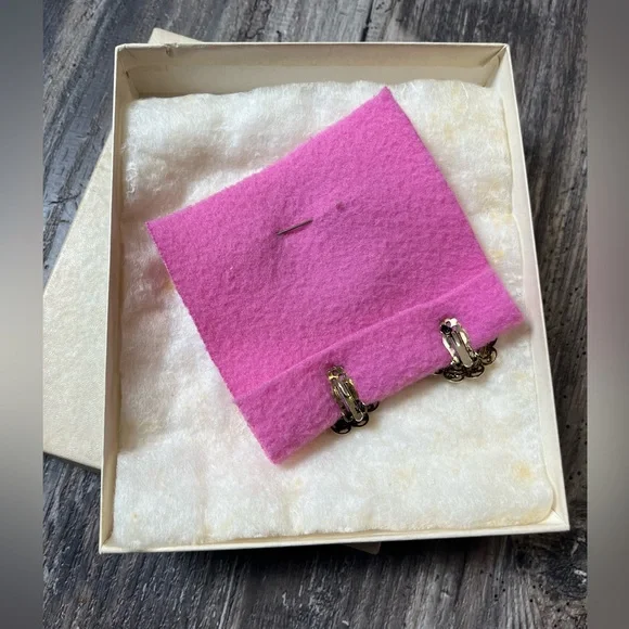 Vintage "La Reine" Limoges France Courtship Brooch and Earrings Set Porcelain - Picture 4 of 6